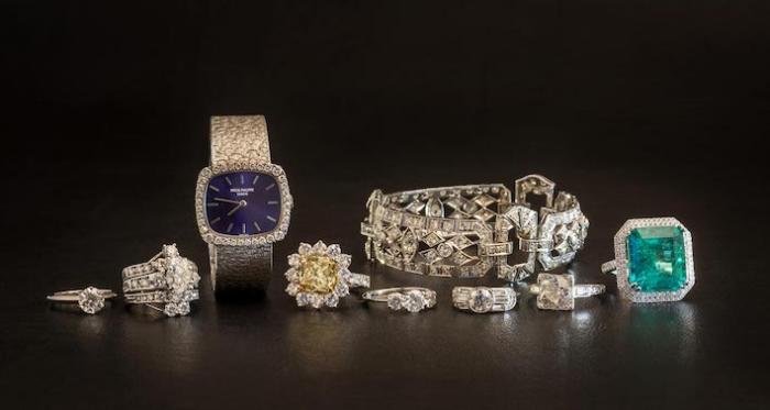 Estimation gratuite de bijoux anciens et haute joaillerie : diamants, rubis, saphirs, émeraudes, Cartier, Van Cleef & Arpels, Boucheron. Expertise confidentielle par Artexpertise Paris.